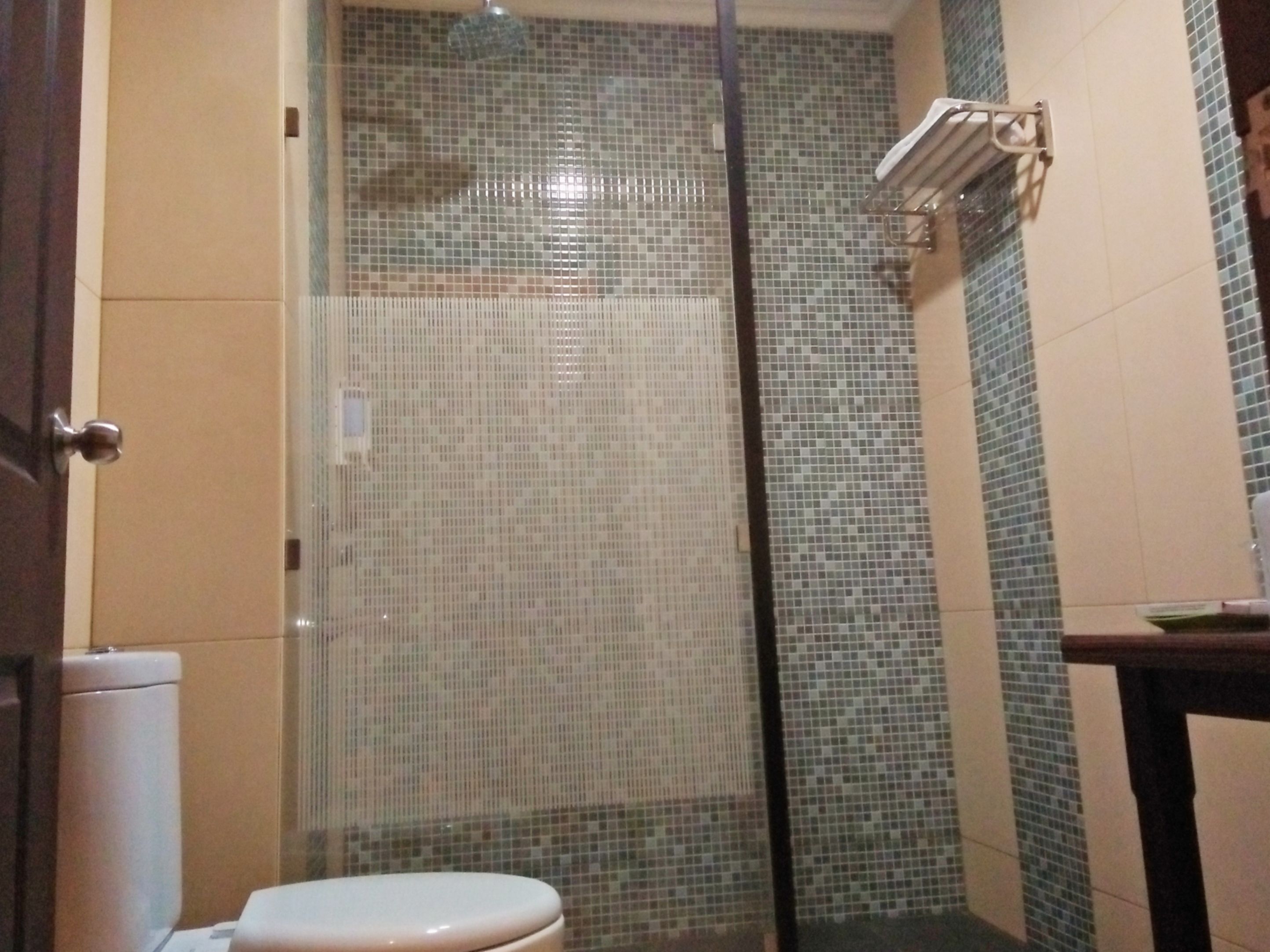 shower, rainfall showerhead, free toiletries, slippers