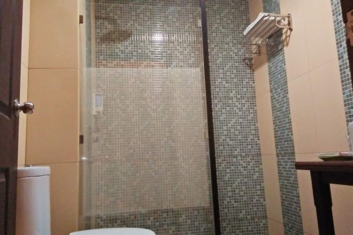 shower, rainfall showerhead, free toiletries, slippers