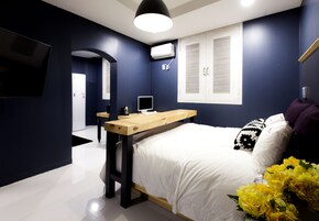 Ropa de cama de alta calidad, escritorio y wifi gratis