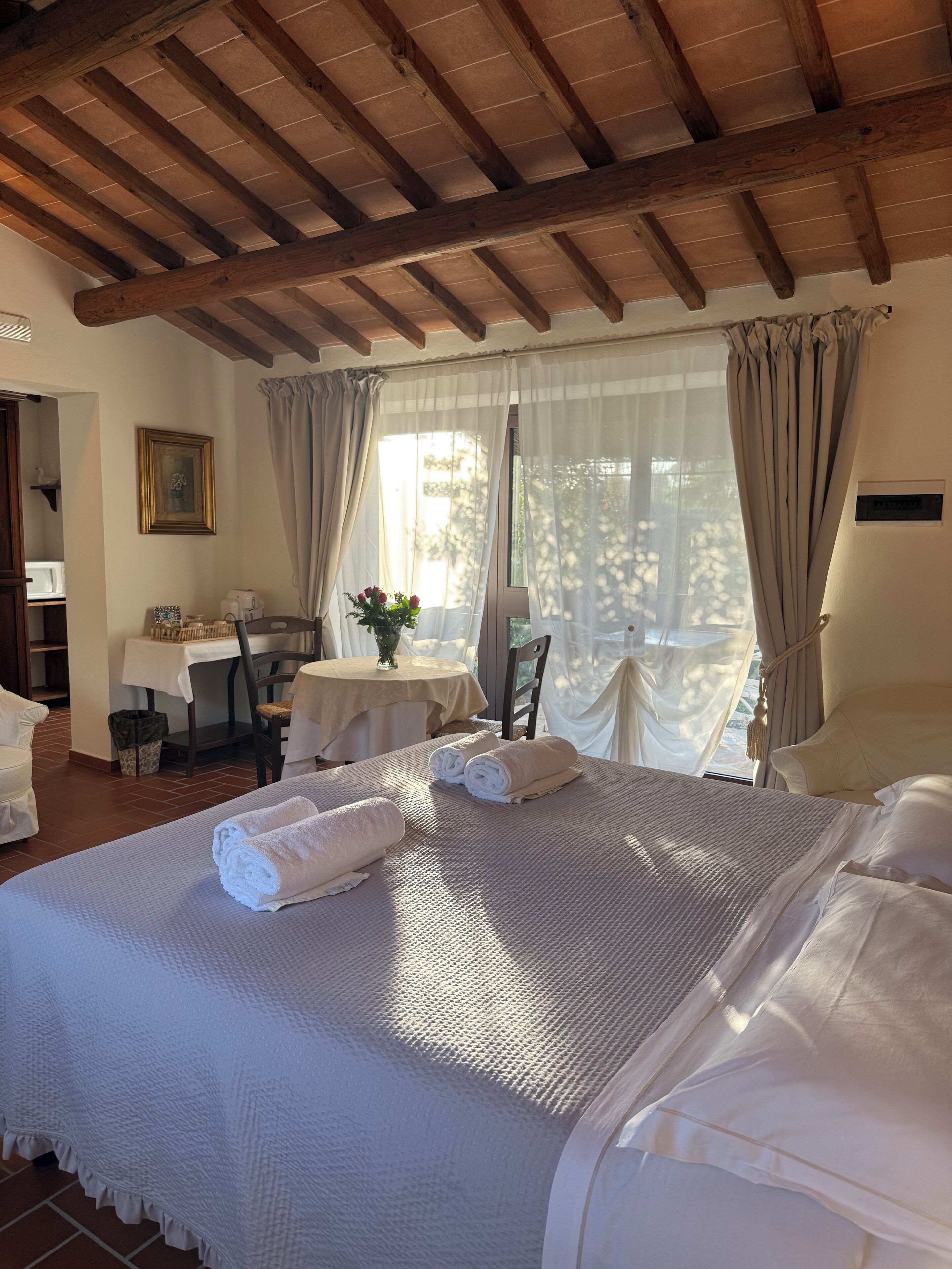 1 bedroom, Egyptian cotton sheets, premium bedding, down duvets