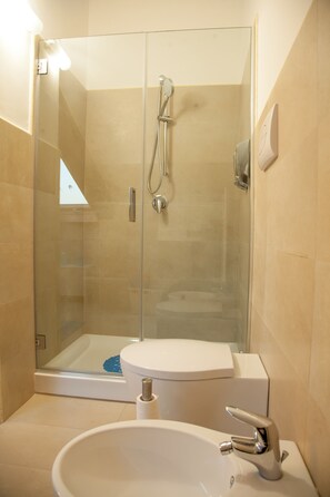 Classic Twin Room, 2 Single Beds, Shared Bathroom | Bathroom | Combined shower/bathtub, free toiletries, hair dryer - CAESAR b&b NAPOLI (Naples)