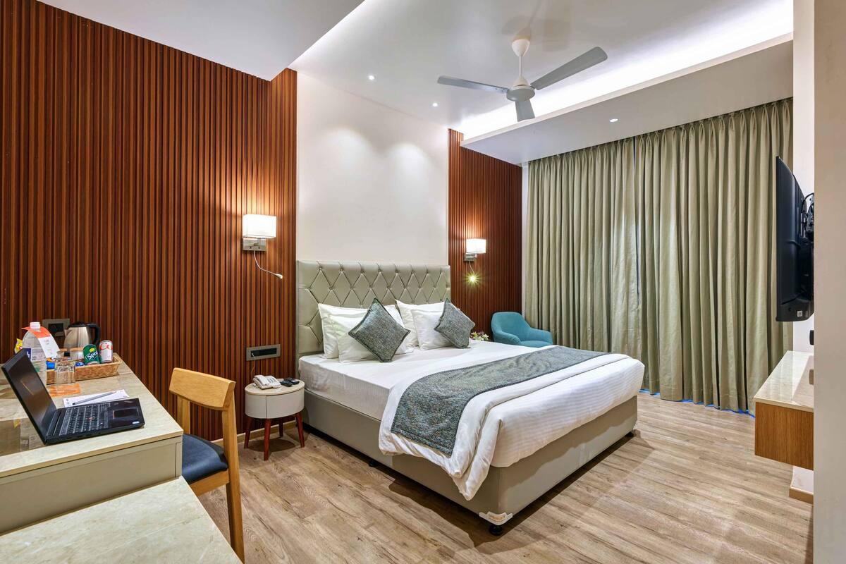 Premier Room | Minibar, in-room safe, desk, iron/ironing board