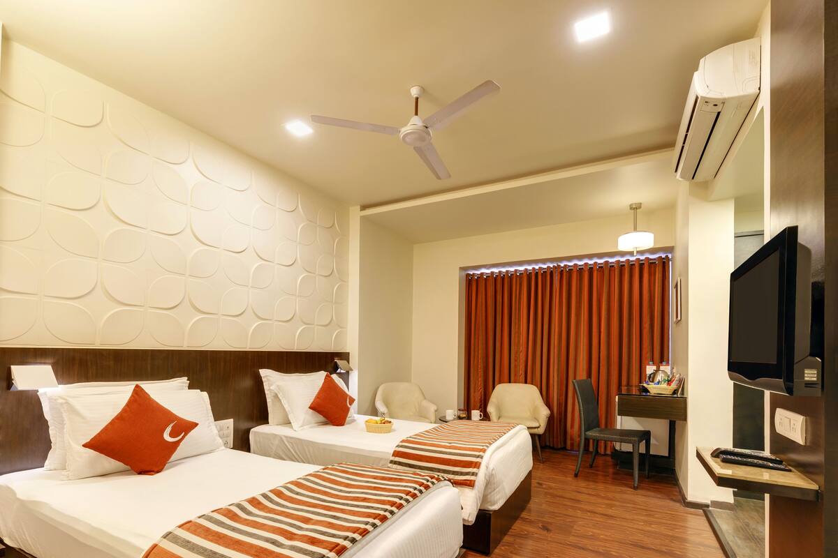 Deluxe Room | Minibar, in-room safe, desk, iron/ironing board