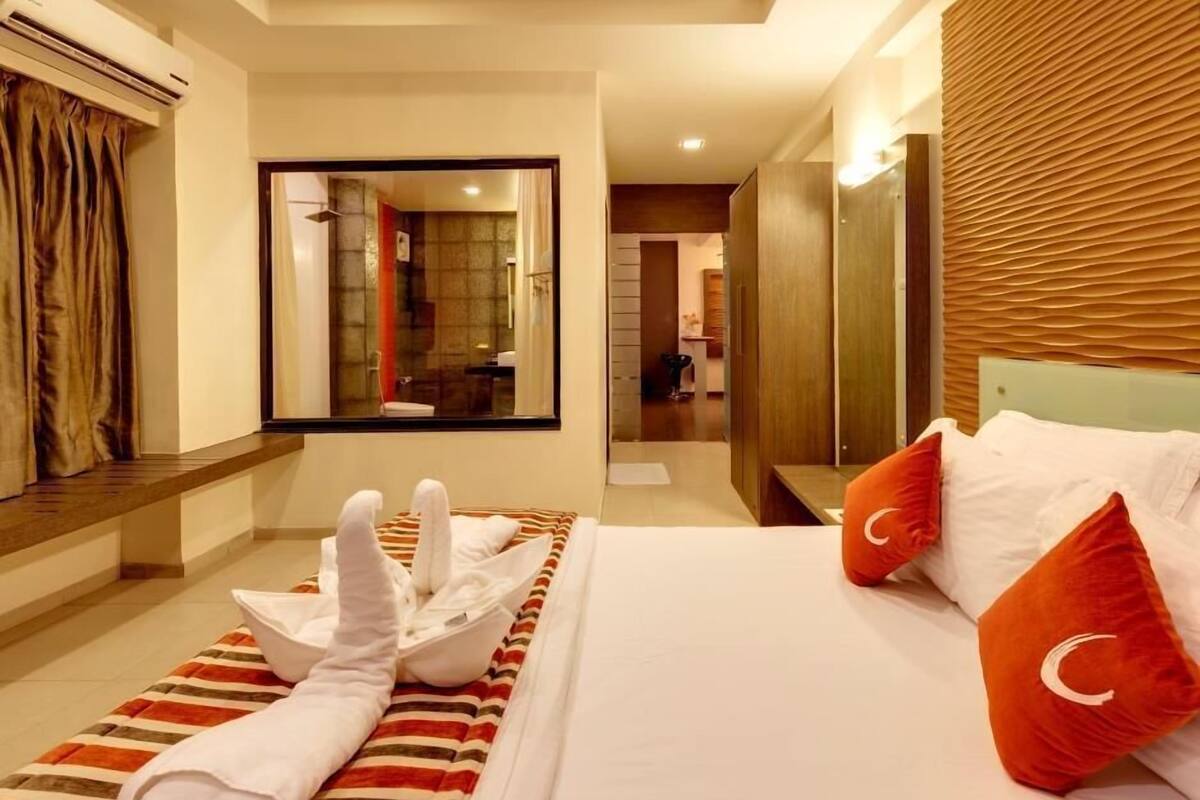 Suite | Minibar, in-room safe, desk, iron/ironing board