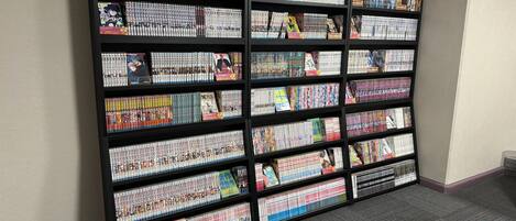 A bookshelf filled with manga volumes in a library setting.