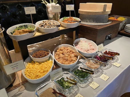 Daily buffet breakfast (JPY 1200 per person)