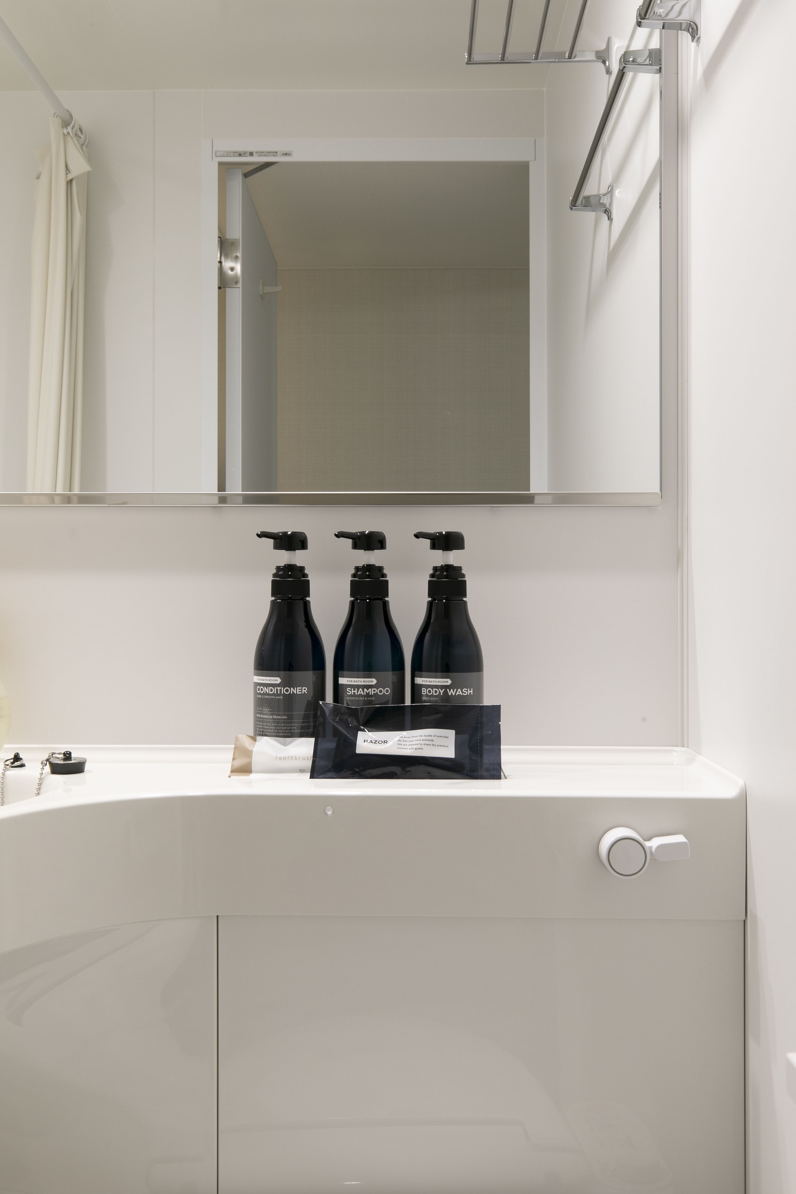 combined shower/bathtub, deep-soaking bathtub, free toiletries