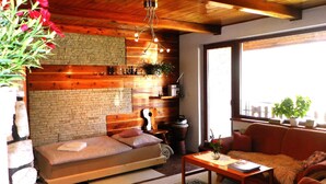 Un salon chaleureux avec un canapé, une table basse et une cheminée.