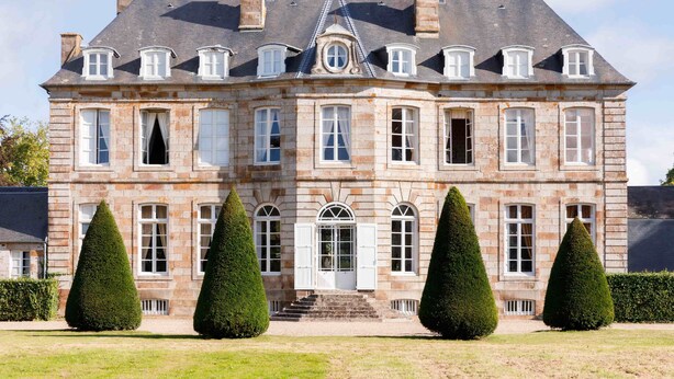 A large, historic stone building with symmetrical windows and a central entrance. - Château de Boucéel (Saint-James)