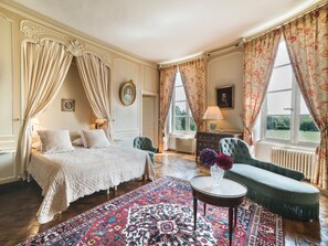 Prestige Suite | Premium bedding, individually decorated, desk, blackout drapes - Château de Boucéel (Saint-James)