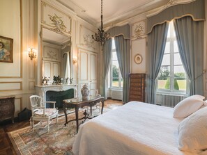 Prestige Suite | Premium bedding, individually decorated, desk, blackout curtains - Château de Boucéel (Saint-James)