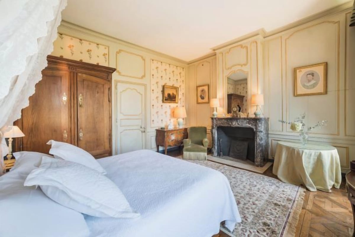 Premium bedding, desk, blackout drapes, soundproofing