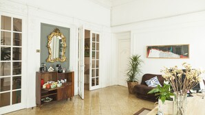 Lobby-lounge