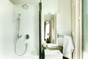 Designer toiletries, hair dryer, towels - La Casa Gran B&B (Barcelona)