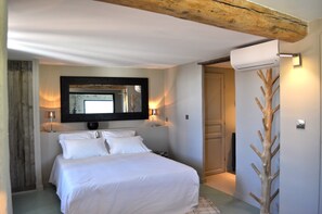 Habitación doble, baño privado (Classique) | Minibar, caja fuerte, escritorio y sistema de insonorización