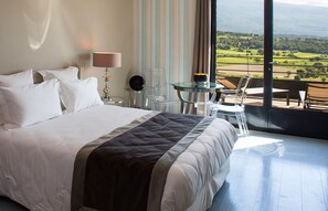 Minibar, caja de seguridad en la habitación y escritorio 