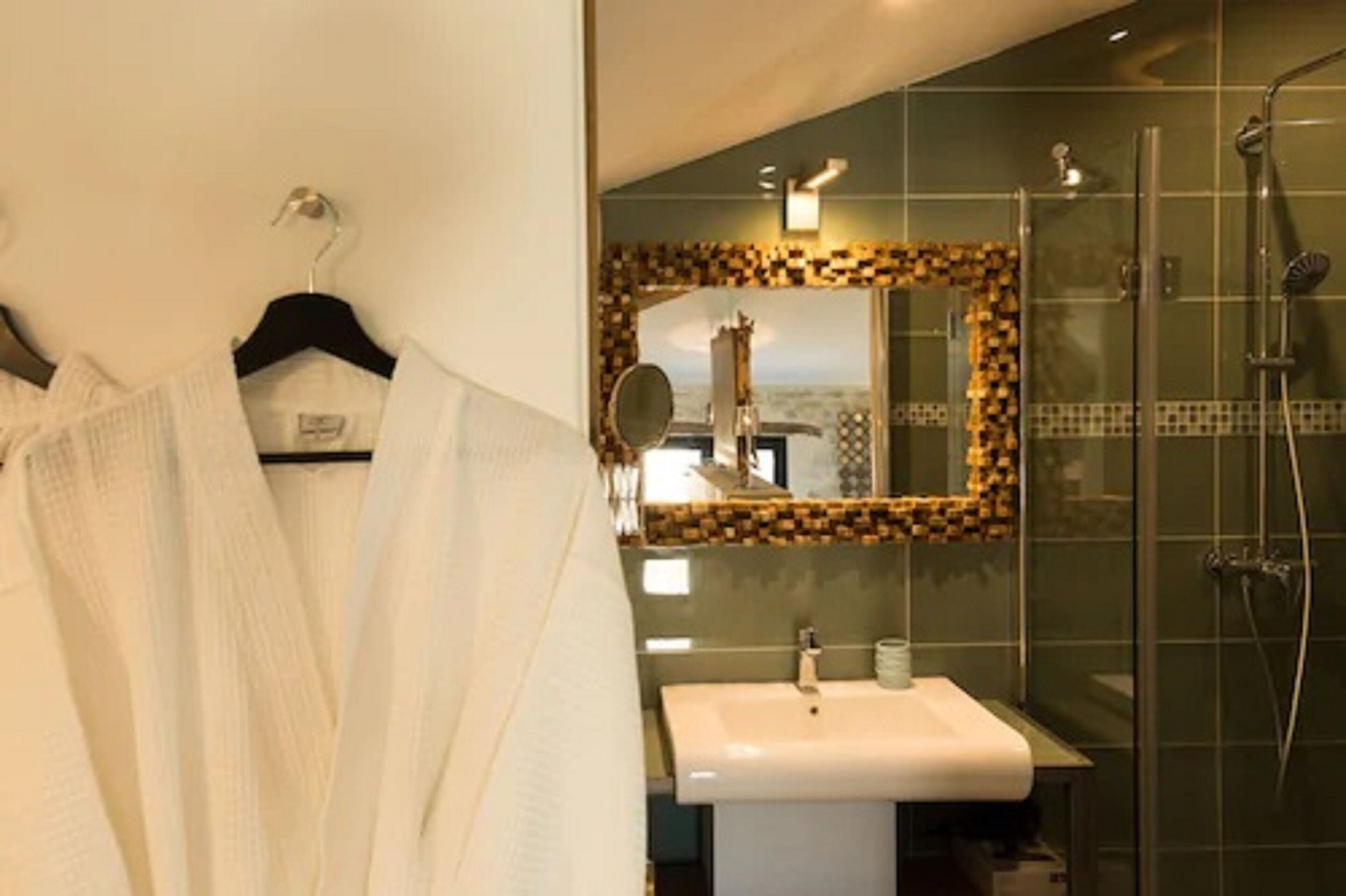 double room, ensuite (classique) | bathroom | combined shower/bathtub, rainfall showerhead, hair dryer, bathrobes
