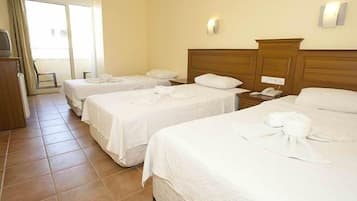 Chambre Triple Standard | Bureau, Wi-Fi gratuit