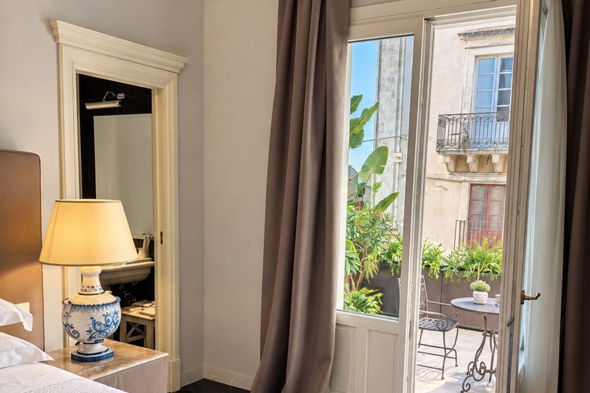 Habitación superior con 1 cama doble o 2 individuales, terraza | Edredones de plumas, escritorio, wifi gratis