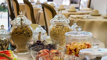 Daily continental breakfast (EUR 18 per person)