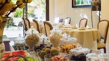 Daily continental breakfast (EUR 18 per person)