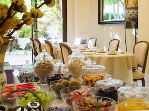 Desayuno continental (EUR 18 por persona)
