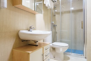 Douche, articles de toilette (gratuits), séchoir à cheveux, bidet