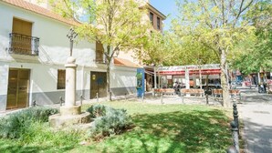 A courtyard with a white building, trees, and a café. - Hostal Frasca by Vivere Stays (Ciudad Real)