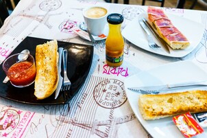 Daily continental breakfast (EUR 4 per person)