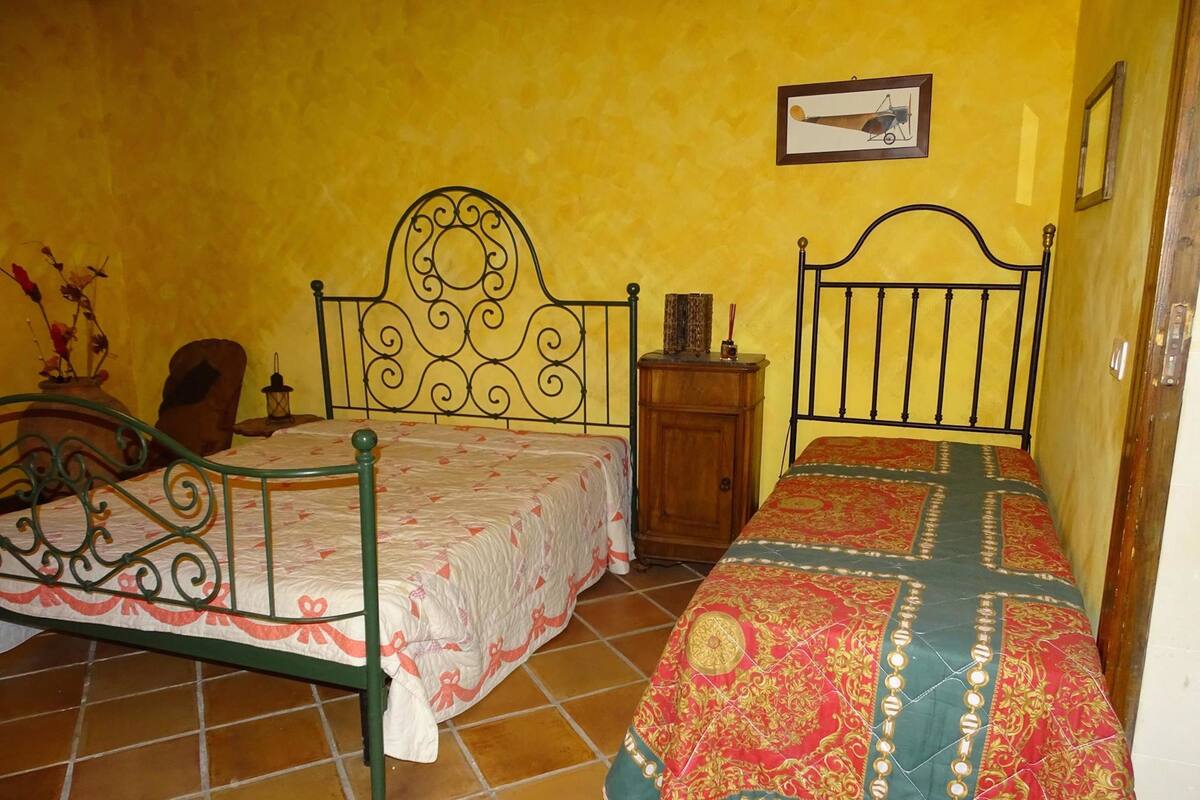 Premium bedding, minibar, free WiFi, bed sheets