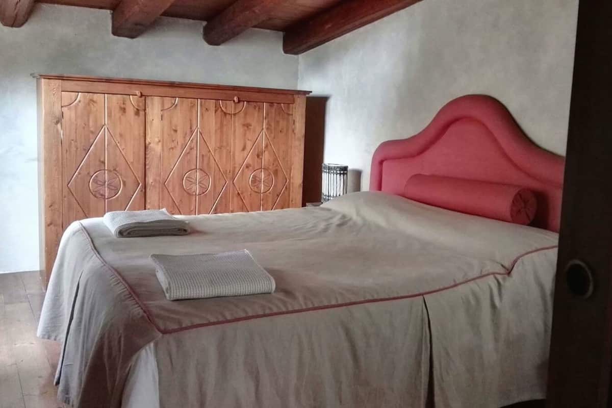 Premium bedding, minibar, WiFi (free), bed sheets