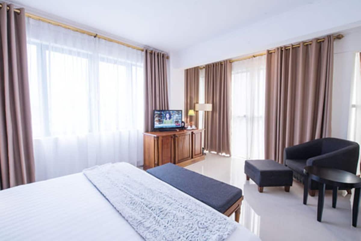 Superior Room | Minibar, in-room safe, desk, free cribs/infant beds