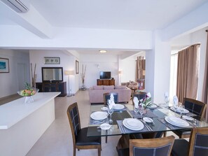 Penthouse | Wohnbereich | 32-Zoll-LED-Fernseher mit Satellitenempfang, Fernseher
