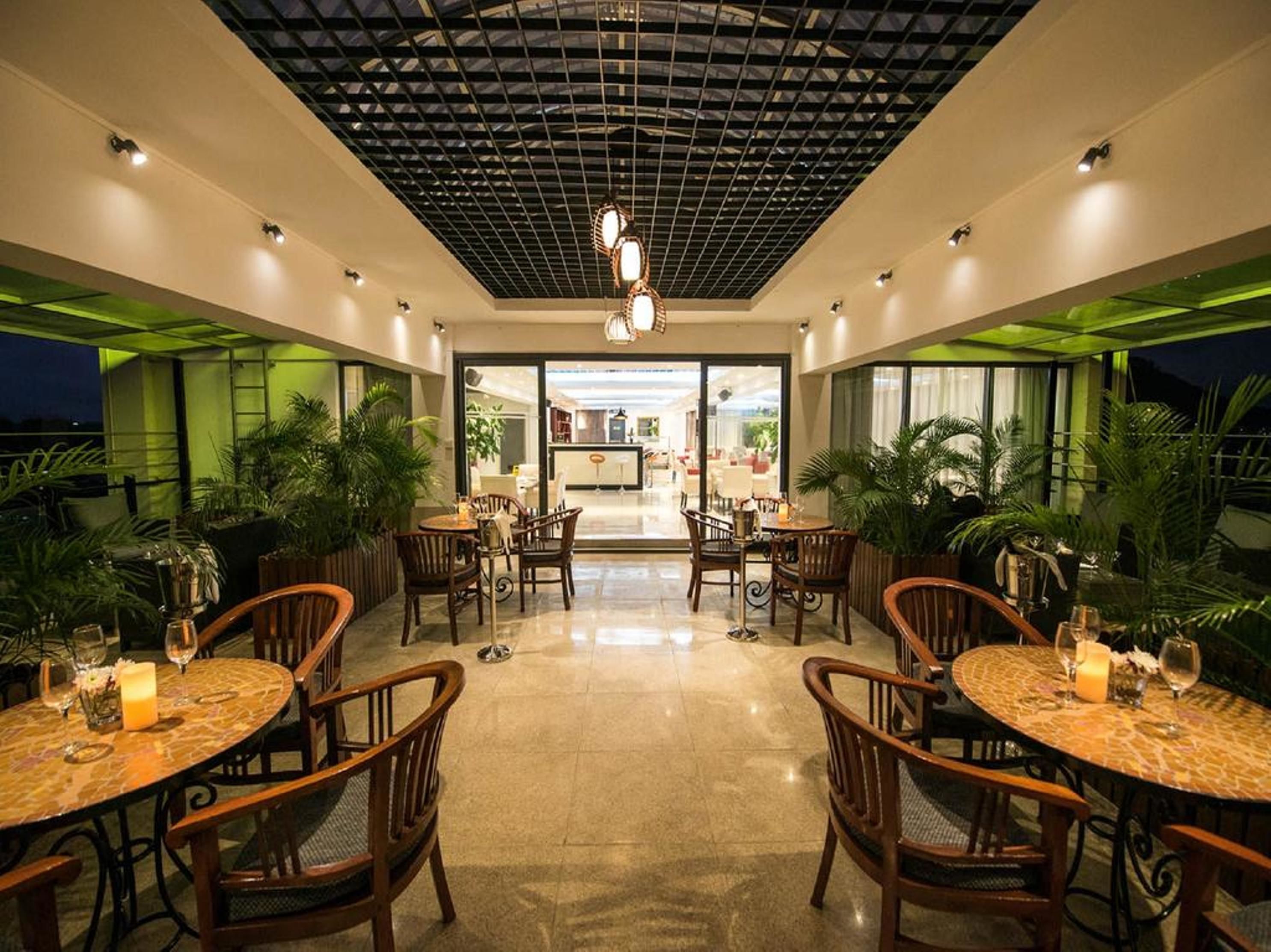 Lunch and dinner served, Chinese cuisine