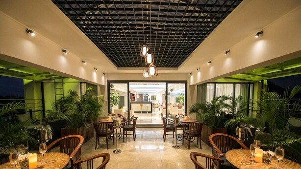 Lunch and dinner served - Palms Hotel (Quatre Bornes)