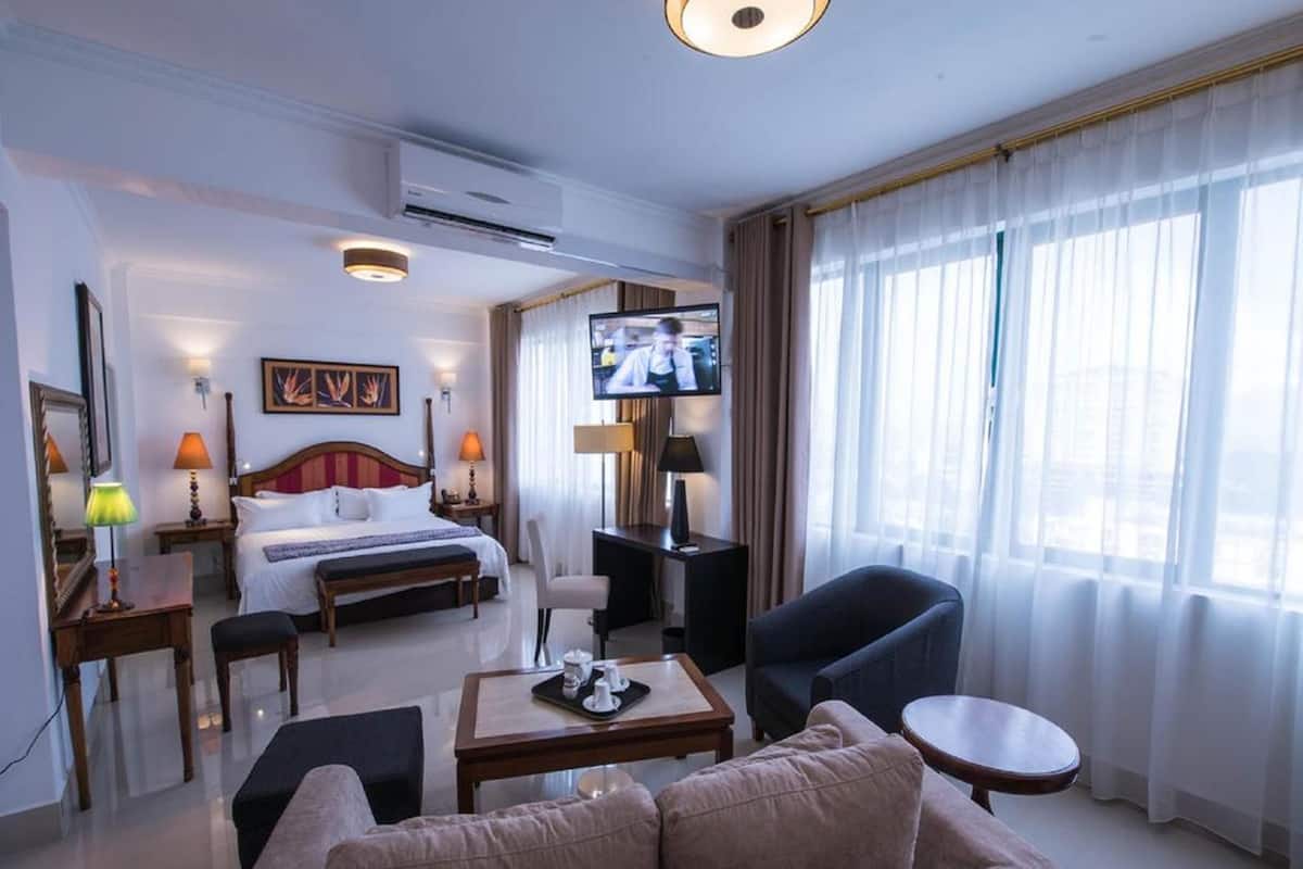 Suite | Minibar, in-room safe, desk, free cribs/infant beds