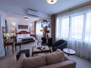 Suite | Minibar, in-room safe, desk, free cribs/infant beds