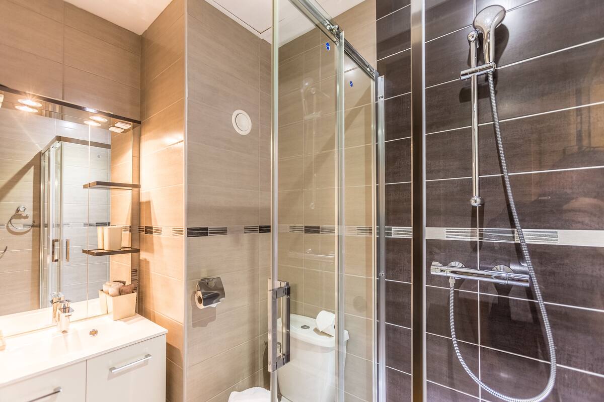 Tweepersoonskamer (Plumes) | Badkamer | Een douche, gratis toiletartikelen, een haardroger, handdoeken