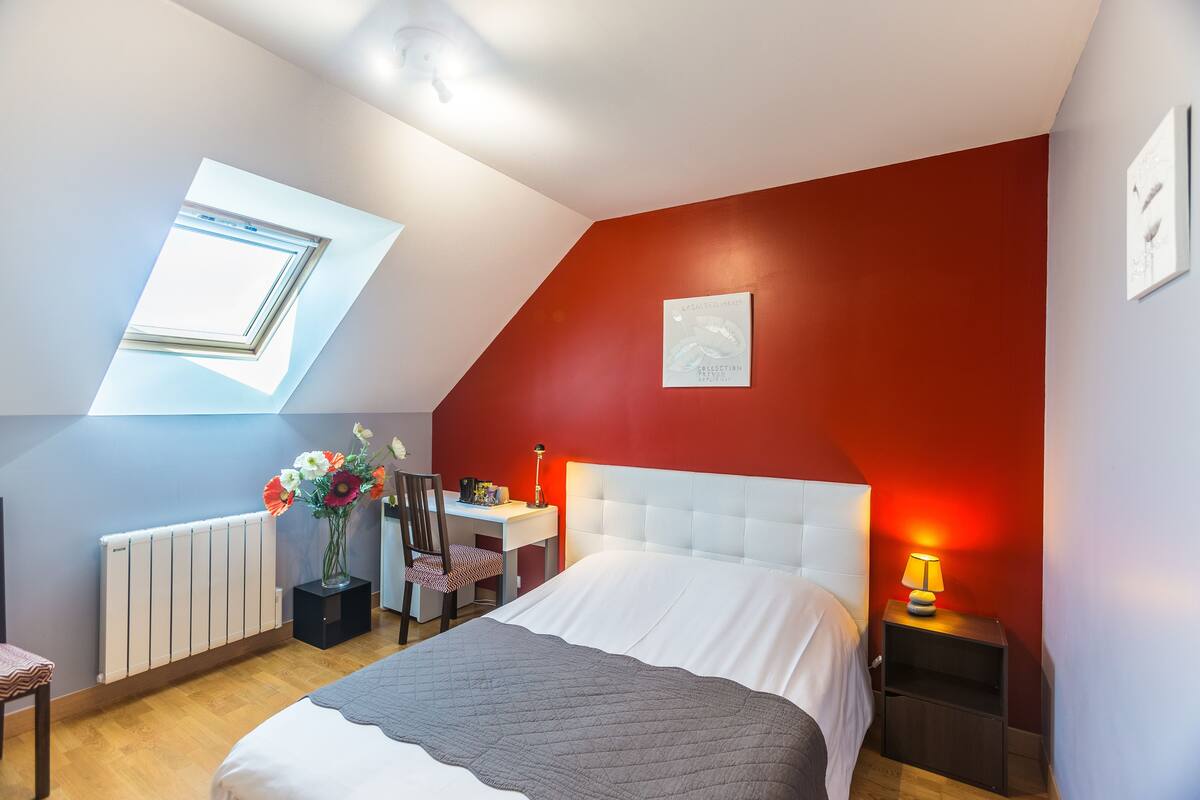 Tweepersoonskamer (Coquelicot) | Geluiddichte muren, gratis babybedden, gratis wifi