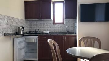 Kühlschrank, Herdplatte, Wasserkocher, Toaster