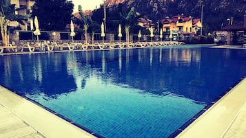 Außenpool, Sonnenschirme, Liegestühle