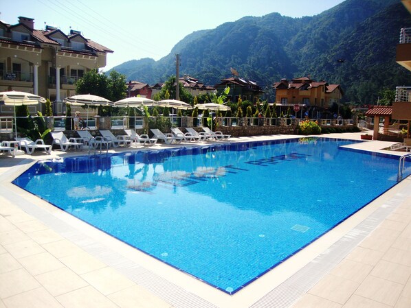 Außenpool, Sonnenschirme, Liegestühle