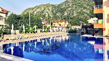 Piscina all'aperto, ombrelloni da piscina, lettini