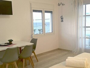 デラックス ルーム キングベッド 1 台ソファーベッド付き シービュー | 部屋からの景観