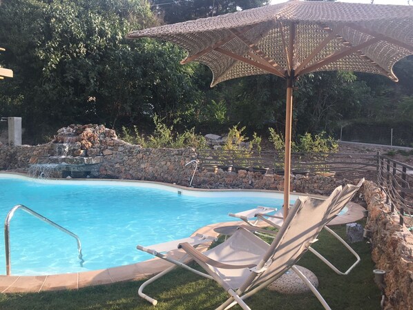 Außenpool, geöffnet von 11:00 Uhr bis 19:00 Uhr, Sonnenschirme