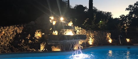 Una piscina al aire libre (de 11:00 a 19:00), sombrillas, tumbonas