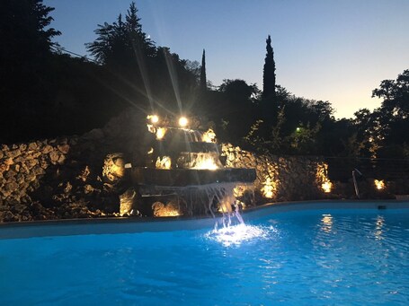 Cascada en la piscina