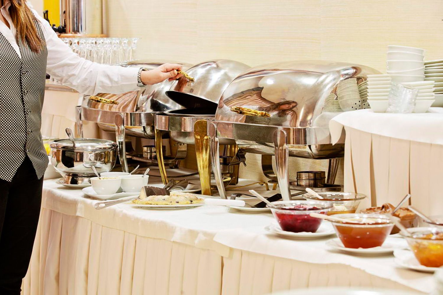بوفيه فطور مجانًا يوميًا