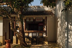 Bar (trong khuôn viên)
