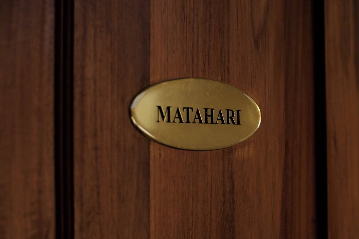 Una targa in ottone con l'iscrizione "MATAHARI" su una superficie in legno.